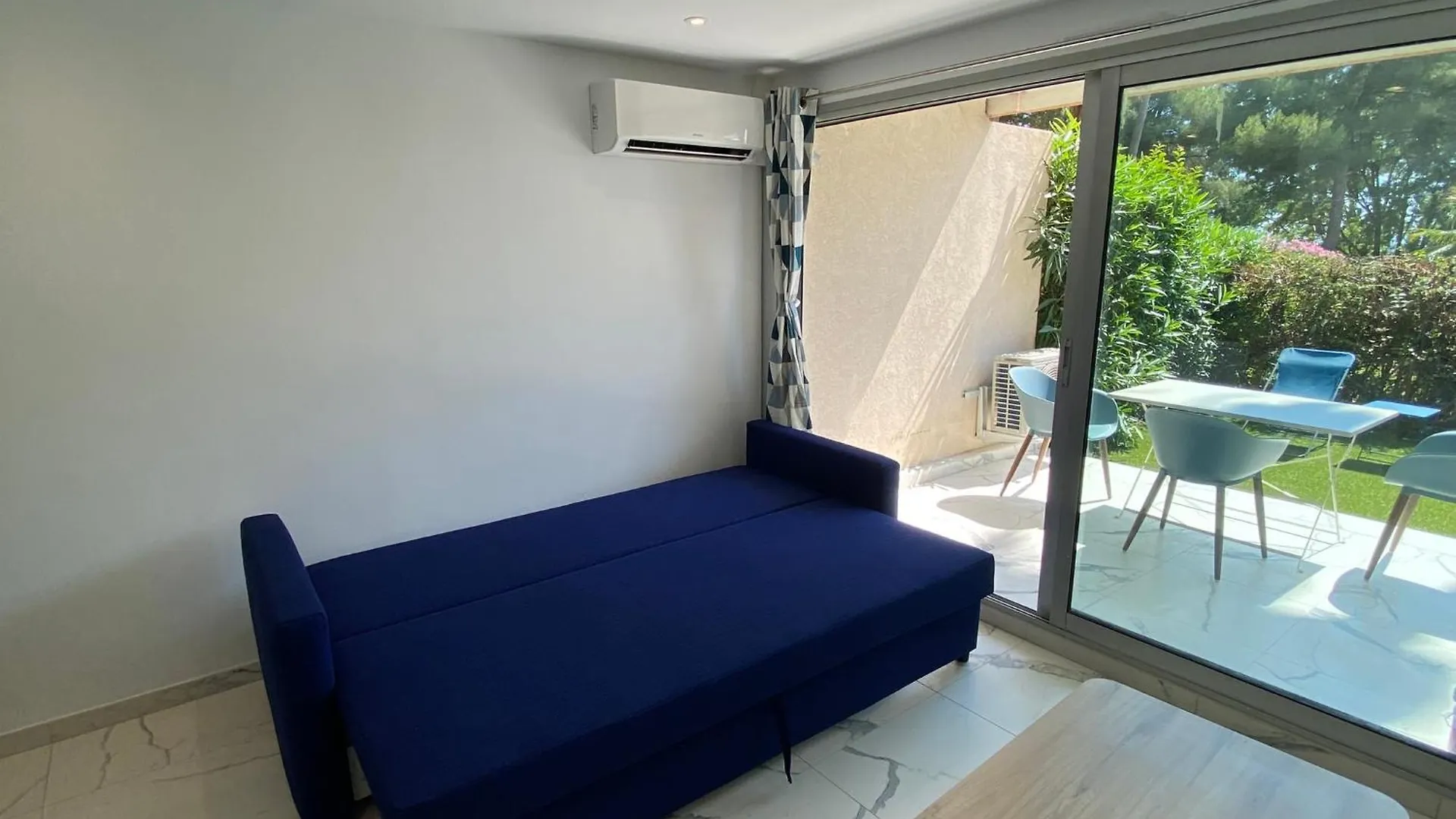 Appartement Face Mer Et Port Santa Lucia Climatise Et Wifi Saint-Raphael  Saint-Raphael (Var)